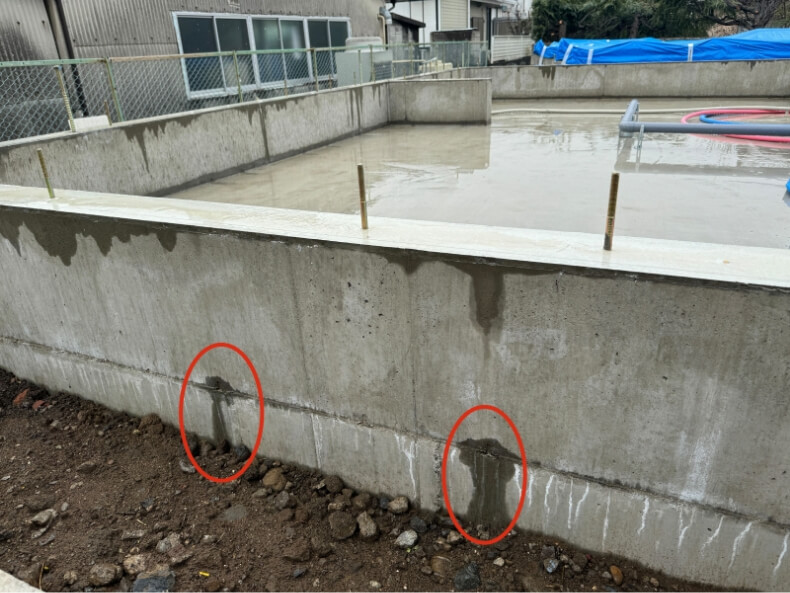 打継ぎセパレーター部から、基礎内側に溜まった水が漏れ出ています。